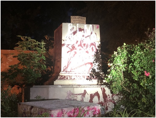 雕塑|又倒一座！美国示威者拆除哥伦布雕像：纵火并扔入湖中