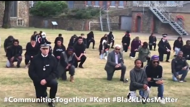 英国警察|英国一名高级警官单膝下跪纪念弗洛伊德 同行竟批:耻辱