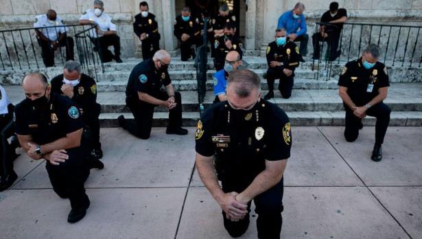 英国警察|英国一名高级警官单膝下跪纪念弗洛伊德 同行竟批:耻辱