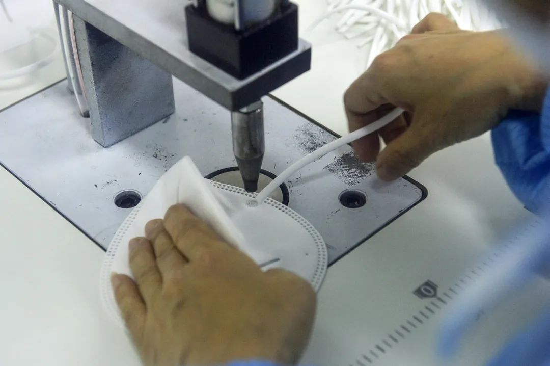 口罩|疯狂的口罩机:从“印钞机”到一堆“废铁”