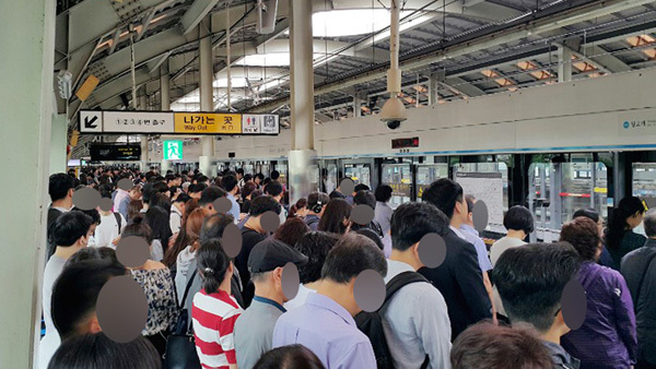 央视新闻|韩国首尔地铁发生追尾事故 或由信号器故障导致