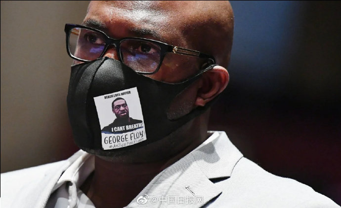 弗洛伊德|真有矛盾？弗洛伊德弟弟作证：警察“跪脖”近9分钟系出于“个人原因”“有预谋”