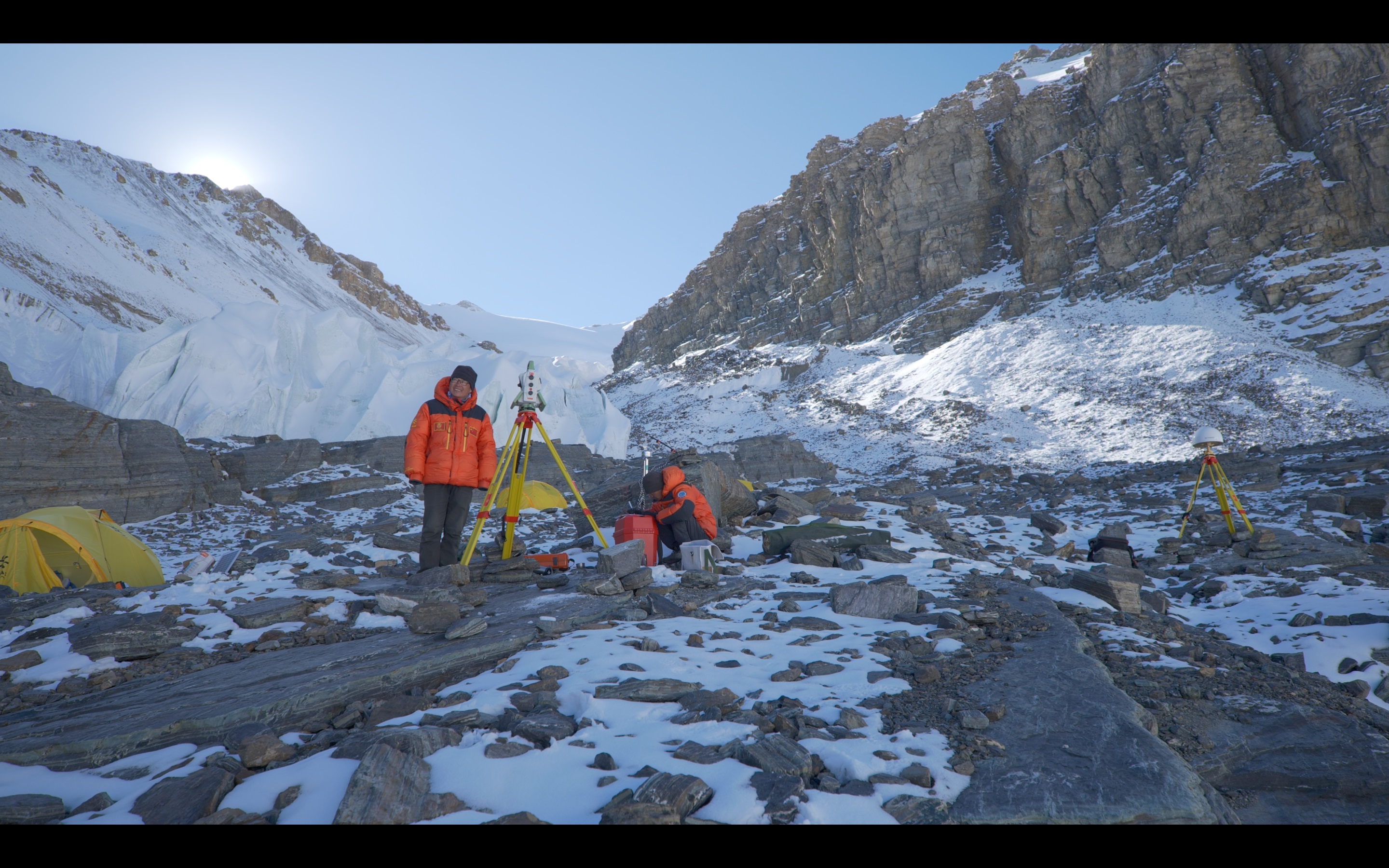 在海拔6000米 为测量珠峰"身高"的人拍纪录片