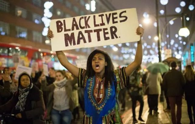 特朗普|特朗普首场大选集会所在地白人高级警官：警察应该杀更多黑人