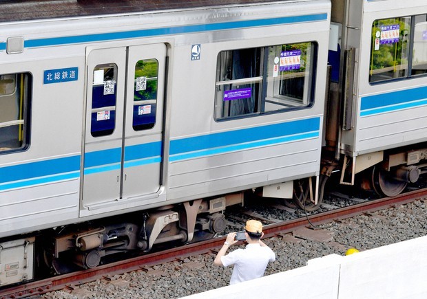 电车|日本一载100多人电车脱轨 目击者:听到巨响 有零件飞来(图)