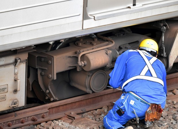 电车|日本一载100多人电车脱轨 目击者:听到巨响 有零件飞来(图)