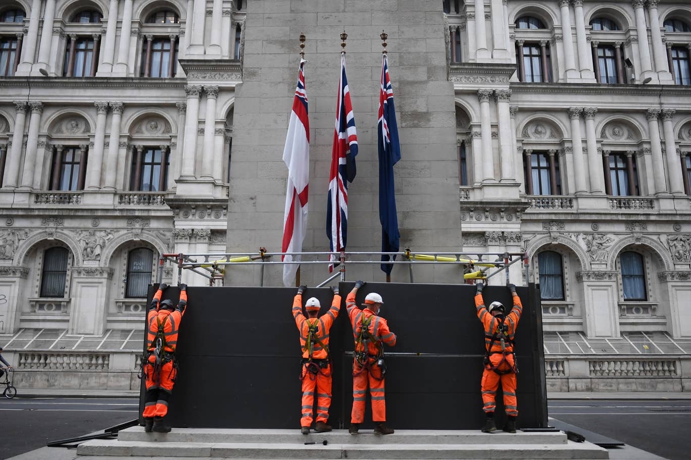 雕塑|防再遭袭，丘吉尔雕像被封 英首相称抗议者可耻