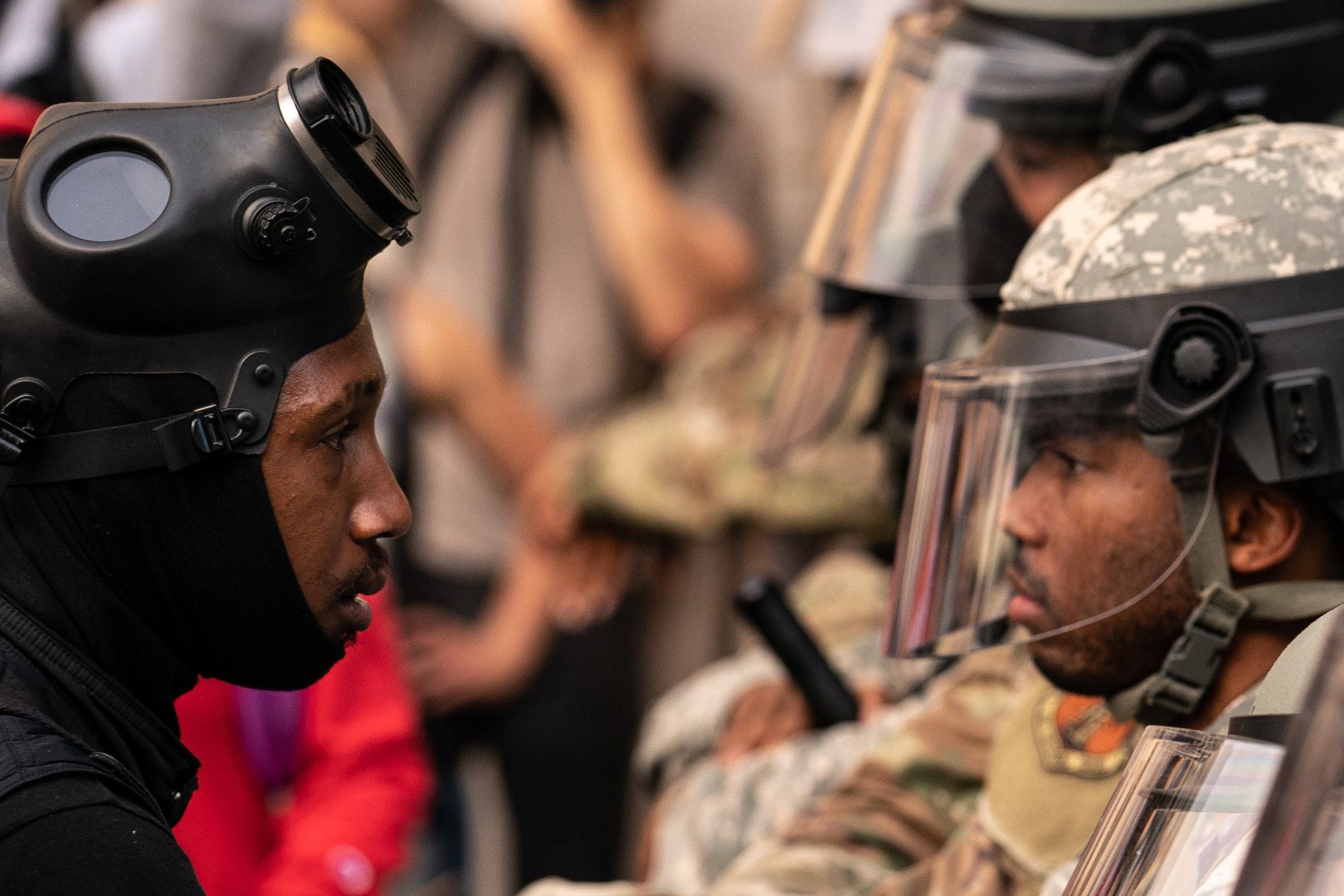 国际|美国民警卫队上街执勤瞒家人 士兵羞愧:对面就站着我哥