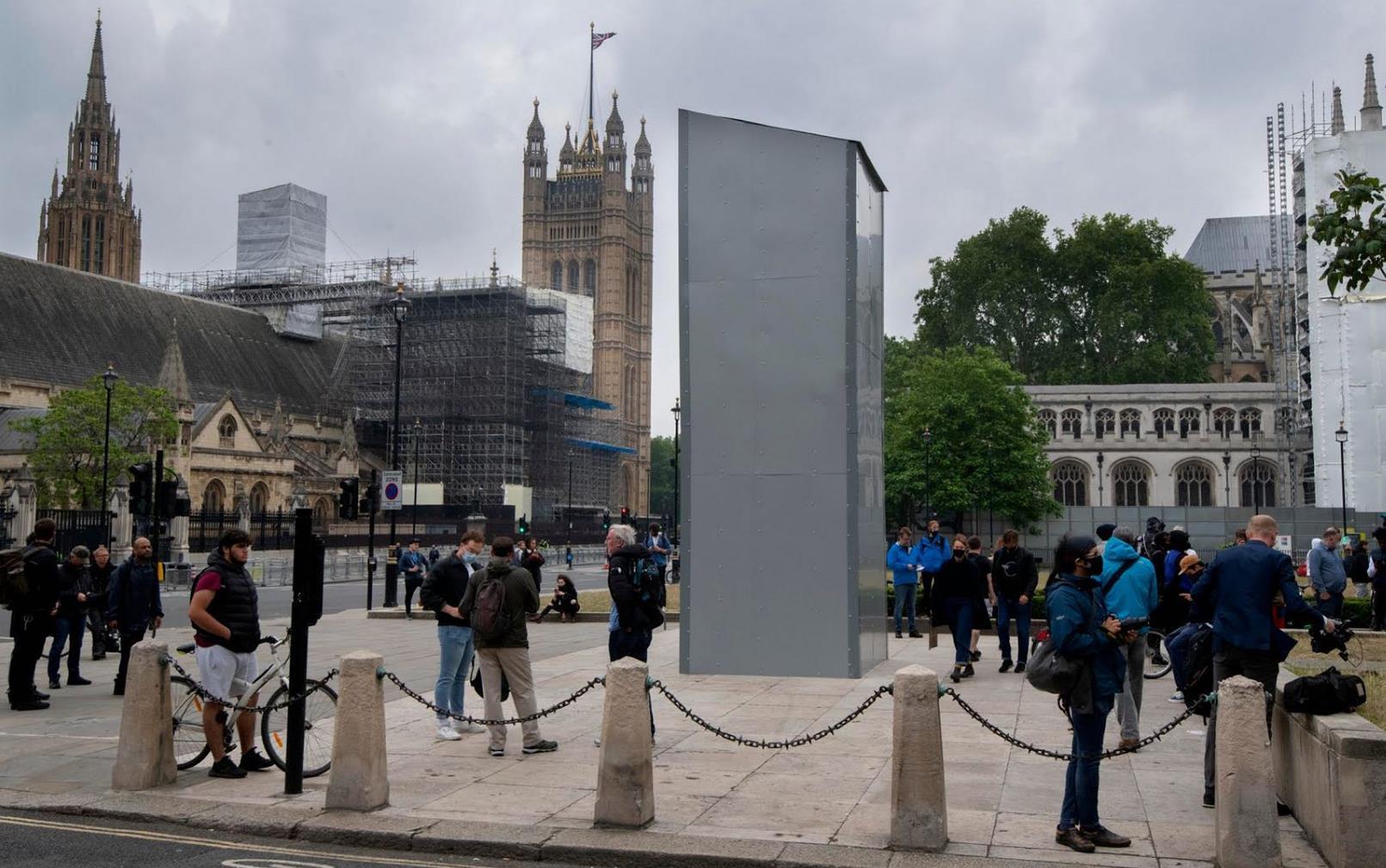 种族主义|英国反种族主义游行继续 丘吉尔雕像被封防止破坏