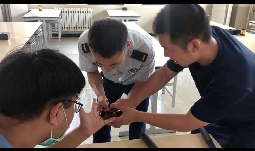 社会|头卡栏杆、手卡水槽过滤口……北京三天四名市民“被卡”