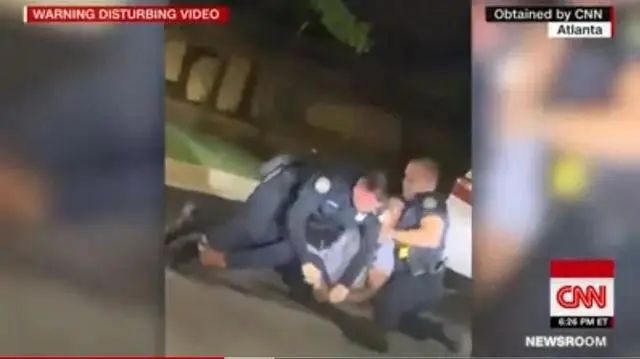 布鲁克斯|美国又一黑人男子被警察射杀！事发地餐厅被纵火，警察局长辞职