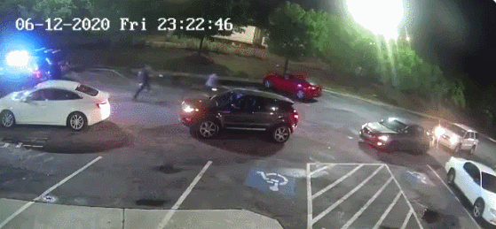 布鲁克斯|美国又一黑人男子被警察射杀！事发地餐厅被纵火，警察局长辞职