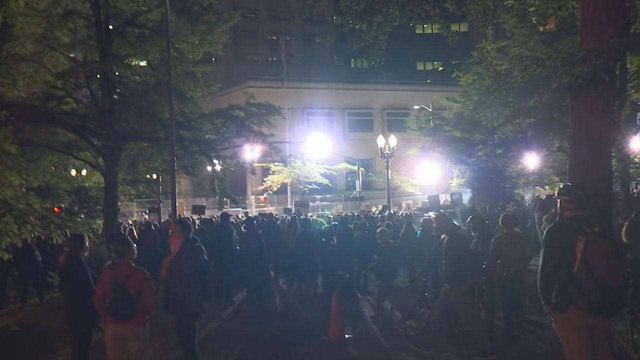 水瓶|扔食物、水瓶,还用激光笔照警察!波特兰警方宣布集会违法后驱离示威者