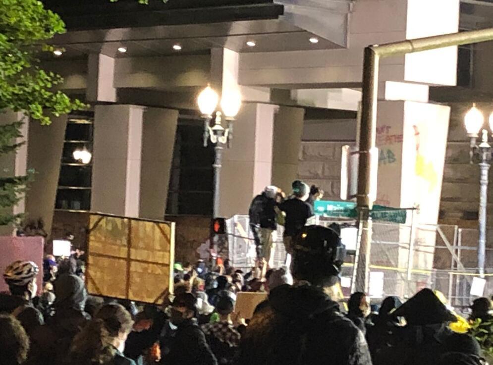 水瓶|扔食物、水瓶,还用激光笔照警察!波特兰警方宣布集会违法后驱离示威者