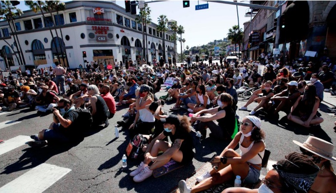 种族主义|这次也许真的不一样——外媒资深记者眼中的弗洛伊德事件