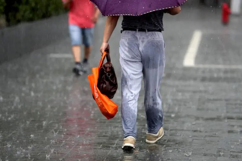 上海早高峰遭遇暴雨你顺利到单位了吗这次梅雨玩真的了