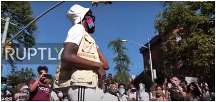 布鲁克林|布鲁克林成千上万示威者顶着疫情聚众游行,网友讽刺:今天病毒不上班?