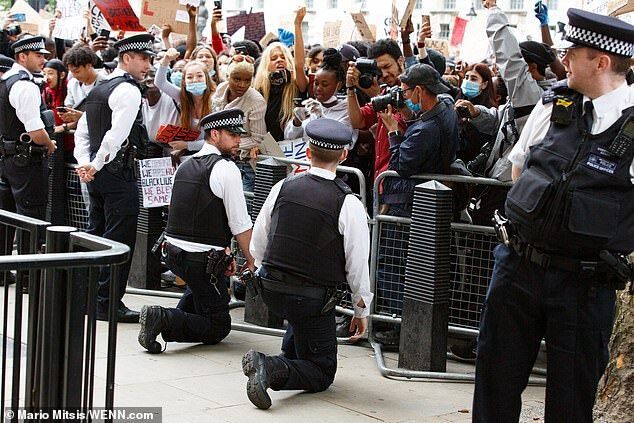 英国警察|英国赫特福德郡警察被建议向示威者下跪,理由是“避免受到不必要的关注”