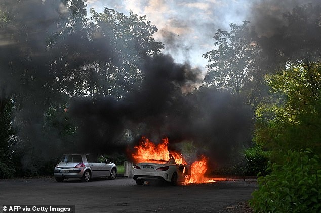 国际社会|法国国内两拨狠人打起来了，场面十分暴力