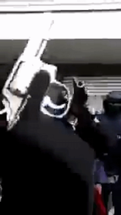 国际社会|法国国内两拨狠人打起来了，场面十分暴力