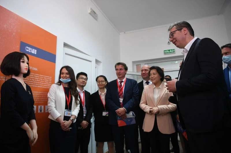 人工智能|塞尔维亚总统武契奇参观塞中合办“机器人与人工智能教育中心”