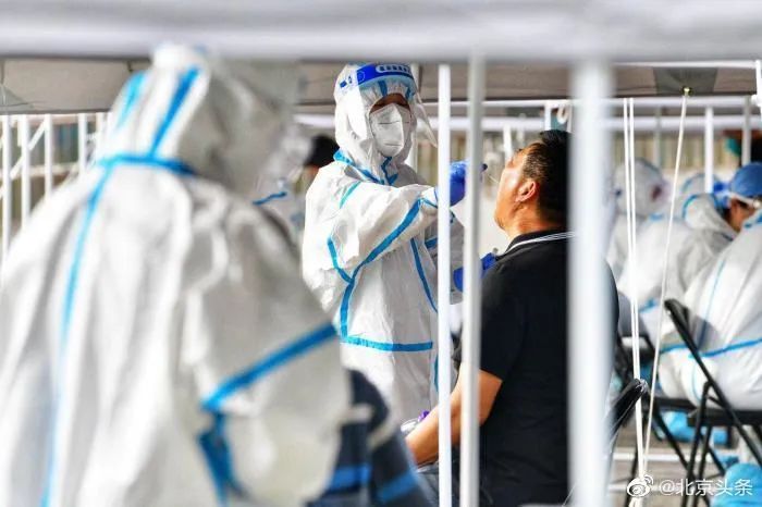 地表温度|地表温度40℃！“全副武装”的他们竟排查了北京近20万人