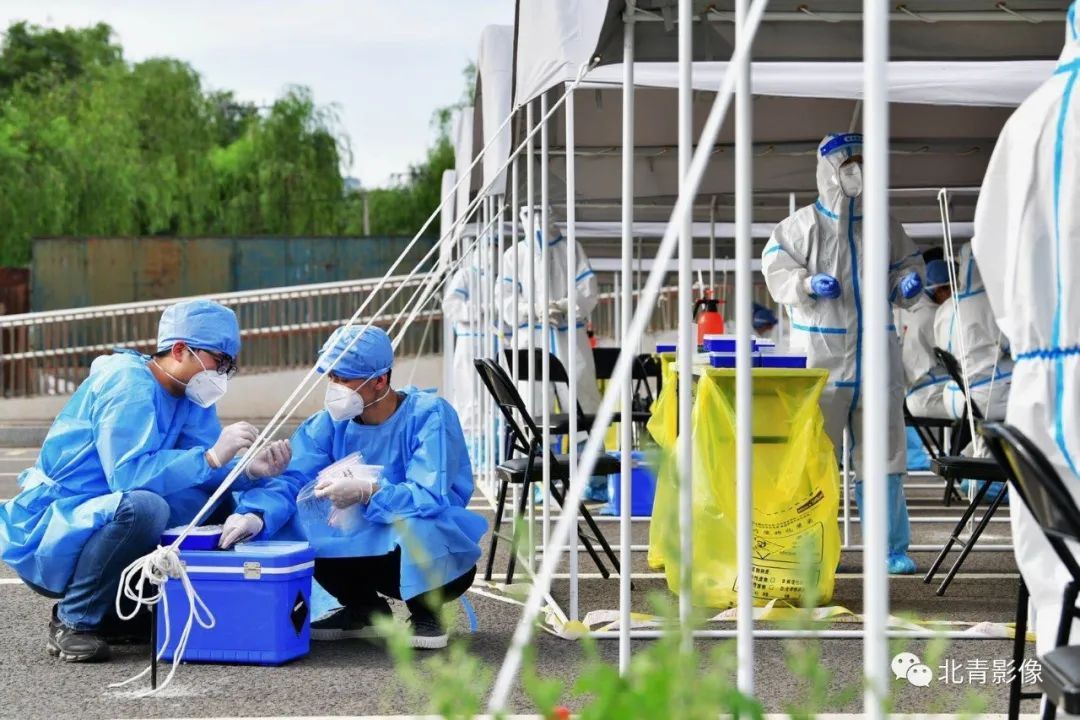 地表温度|地表温度40℃！“全副武装”的他们竟排查了北京近20万人