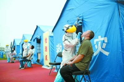 社会|北京核酸检测采样点：医护日夜奋战感动市民，也被市民感动着