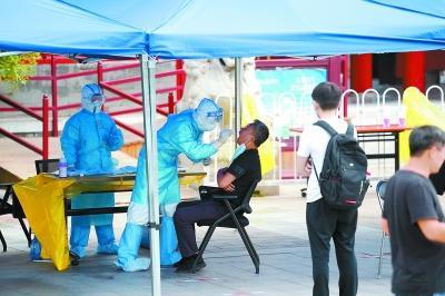 社会|北京核酸检测采样点：医护日夜奋战感动市民，也被市民感动着