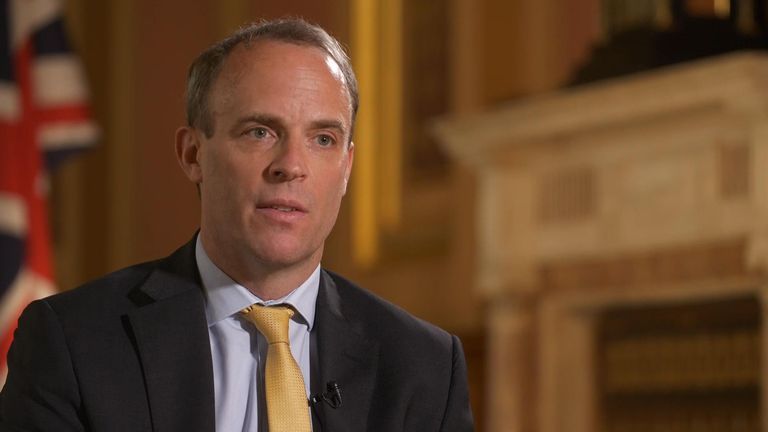 国际|英超球员下跪反种族歧视 英外相称“只跪老婆和女王”引批评