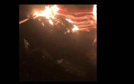 雕塑|终于轮到你？美国示威者推倒开国总统华盛顿雕像，并燃烧国旗