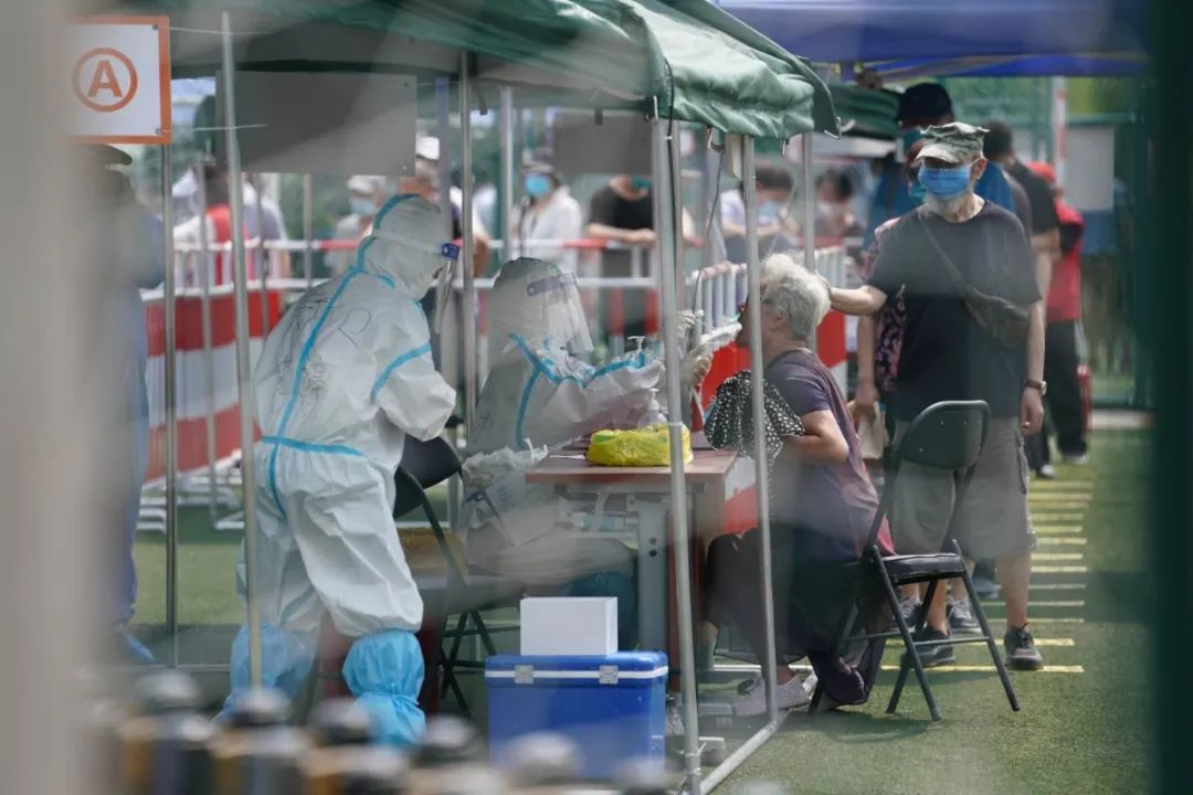 新街口|3200㎡足球场变检测点，北京西城区10万人完成核酸检测