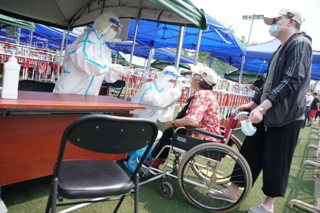 新街口|3200㎡足球场变检测点，北京西城区10万人完成核酸检测