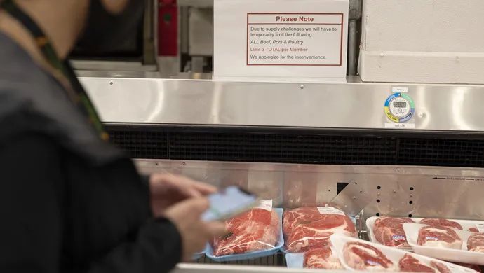 疫情|美国泰森一禽肉屠宰企业发生员工聚集性感染，海关总署暂停其产品输华→