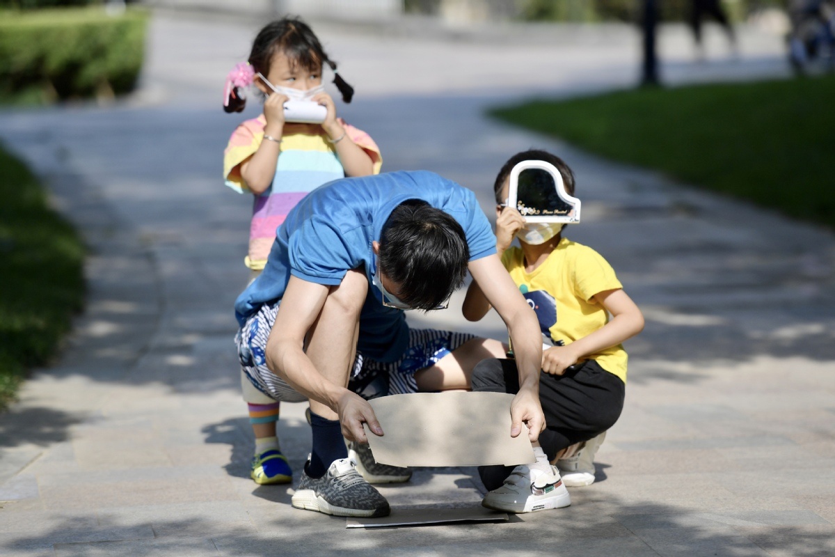日食|北京:市民观测日食各有“高招”