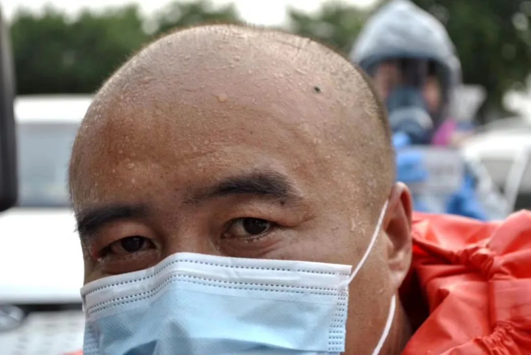 防化服|脱下防化服倒出2斤汗水！这些消杀“战士”太辛苦了