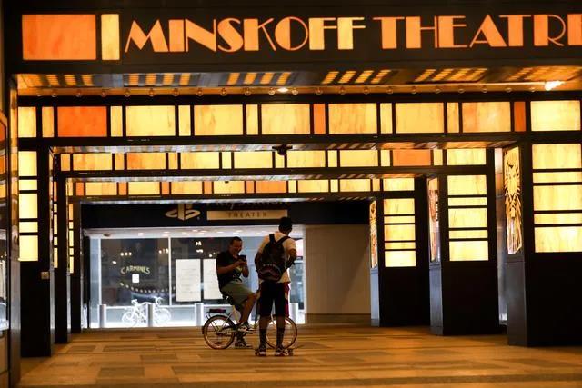 文汇报|过去10周平均每周损失3500万美元,美国百老汇将暂停演出至明年1月3日