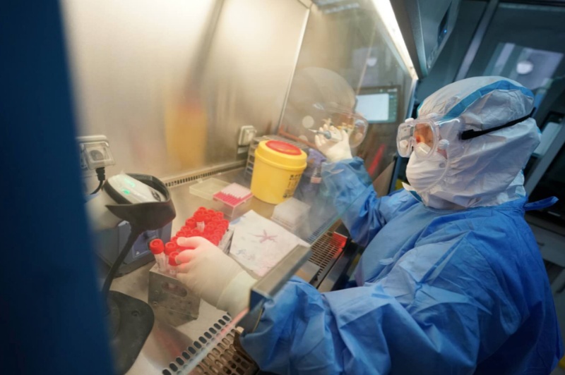 孙宇|距离病毒最近的人：用“枪头”吸取液体，一坐十几个小时