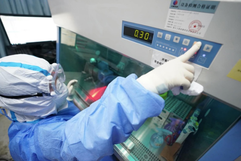 孙宇|距离病毒最近的人：用“枪头”吸取液体，一坐十几个小时