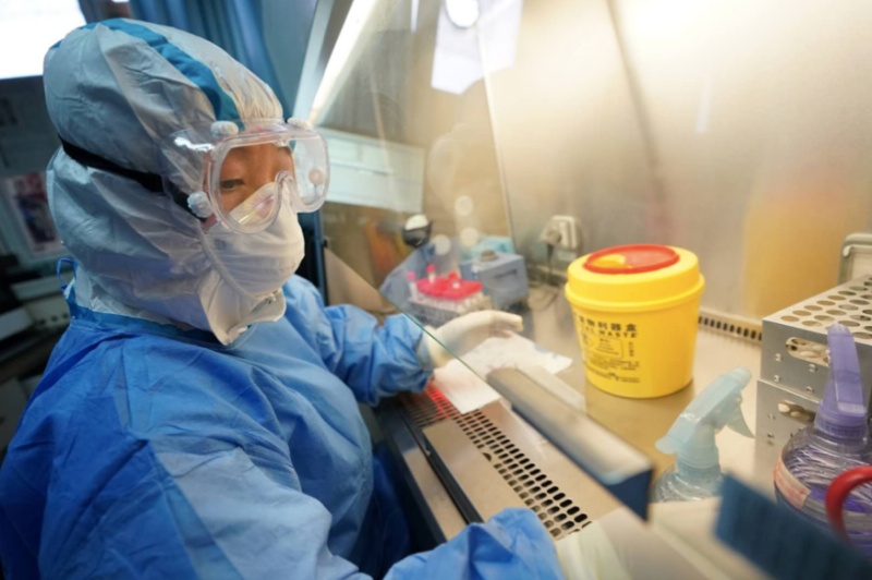 孙宇|距离病毒最近的人：用“枪头”吸取液体，一坐十几个小时