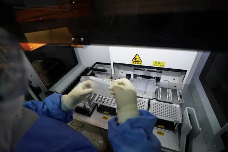 孙宇|距离病毒最近的人：用“枪头”吸取液体，一坐十几个小时