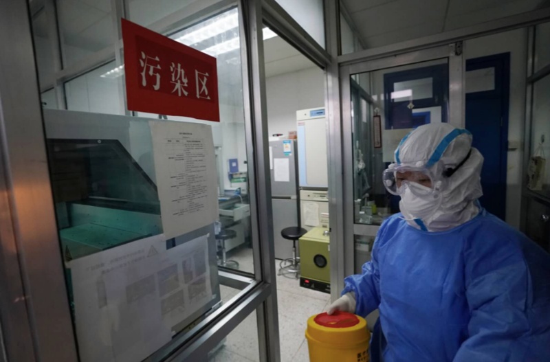 孙宇|距离病毒最近的人：用“枪头”吸取液体，一坐十几个小时