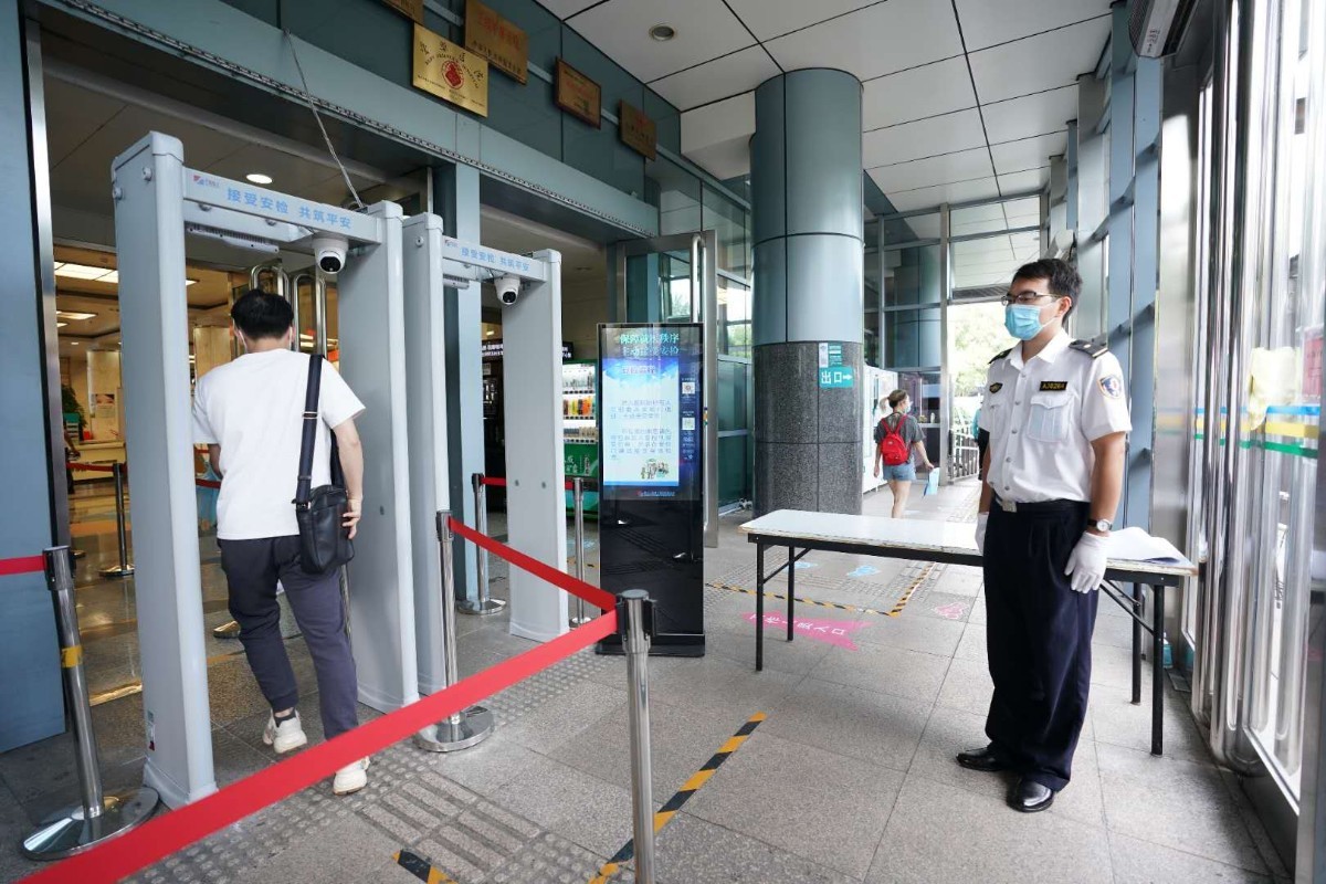 违禁品|锤子、剪刀、白酒 医院的安检门第一天就查到不少违禁品