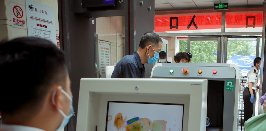 违禁品|锤子、剪刀、白酒 医院的安检门第一天就查到不少违禁品