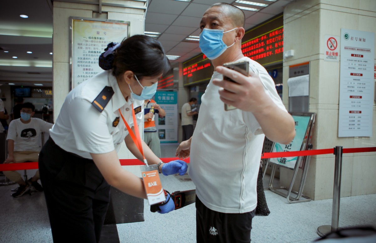 违禁品|锤子、剪刀、白酒 医院的安检门第一天就查到不少违禁品