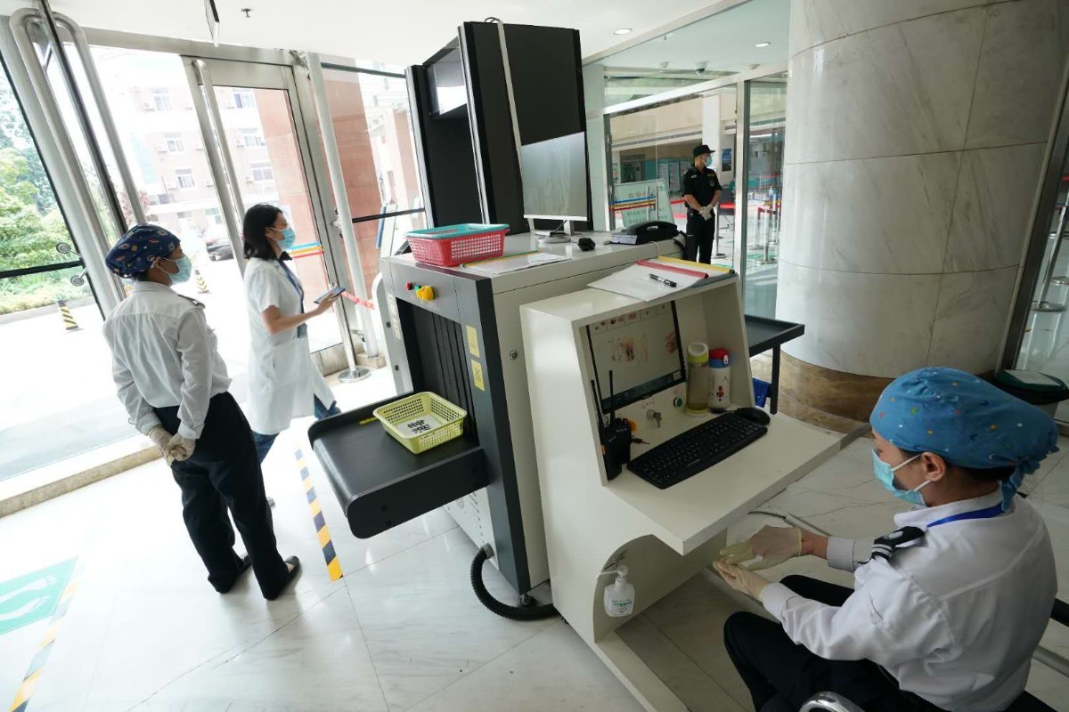 违禁品|锤子、剪刀、白酒 医院的安检门第一天就查到不少违禁品