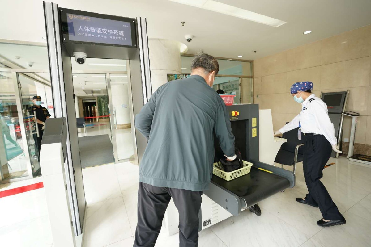 违禁品|锤子、剪刀、白酒 医院的安检门第一天就查到不少违禁品