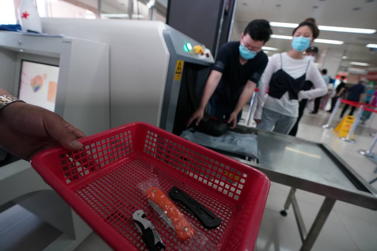 违禁品|锤子、剪刀、白酒 医院的安检门第一天就查到不少违禁品