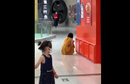 石景山|北京石景山万达广场一女子用餐时得知核酸检测阳性，崩溃大哭！官方：已转运至发热门诊排查