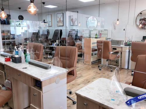 财经|美媒:纽约华人美甲店复工 装隔离板把控人流全面防护